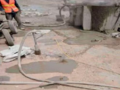 路桥水泥混凝土路面板底注浆技术 路面脱空注浆整治方案